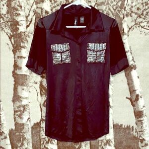 Sleek short sleeved top with studded pockets in excellent condition.
